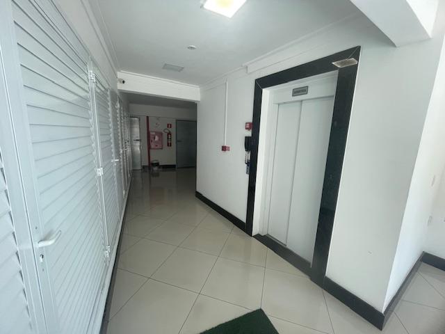 Apartamento à venda com 2 quartos, 70m² - Foto 2