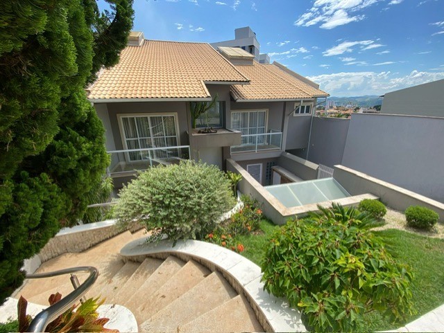 Casa à venda com 4 quartos, 651m² - Foto 2