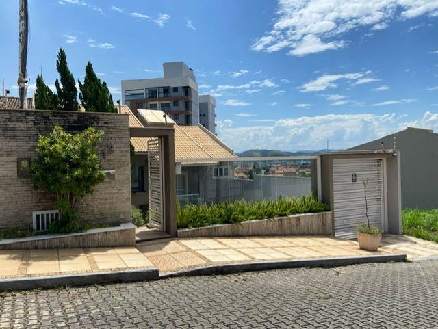 Casa à venda com 4 quartos, 651m² - Foto 1