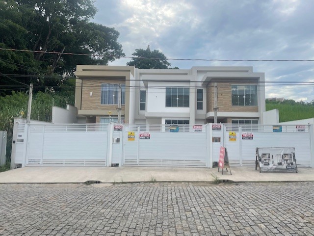 Casa à venda com 3 quartos, 260m² - Foto 1